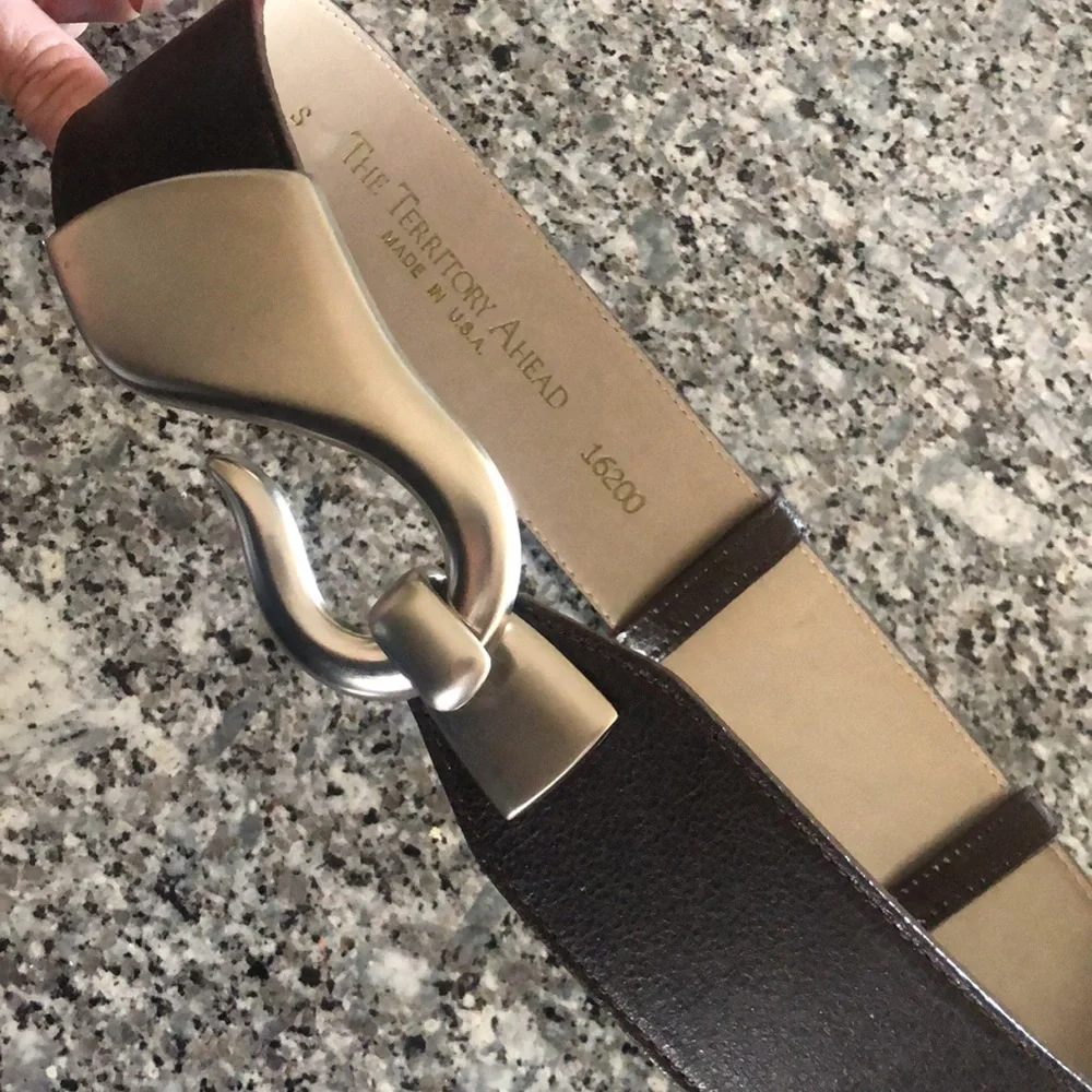 NewThe Territory Ahead WIE SILVER HOOK BUCKLE Brown LEATHER Adjustable BELT